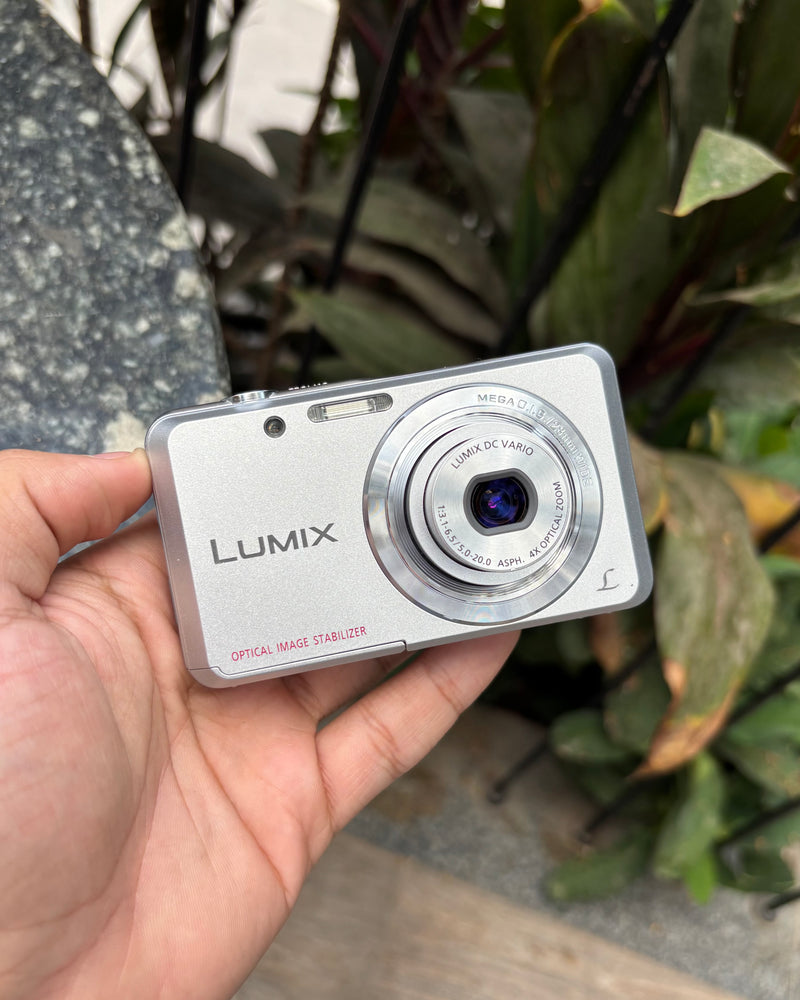 Panasonic Lumix DMC-FH4 (with box)