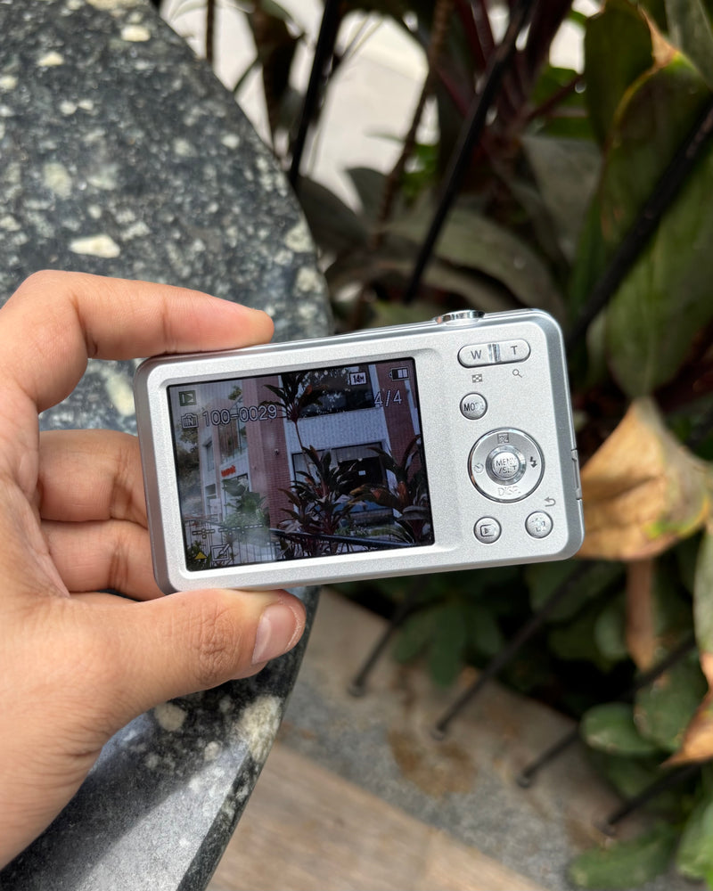 Panasonic Lumix DMC-FH4 (with box)